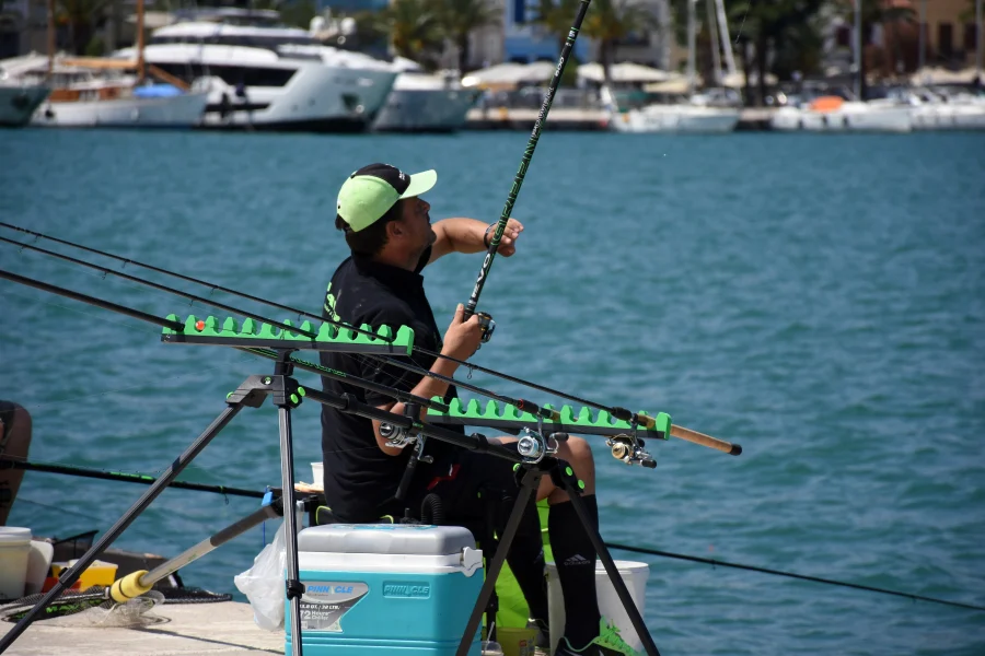 Νέα παράταση στο καθεστώς περιβαλλοντικής προστασίας της Γυάρου έως τον Ιούλιο του 2024 και καθολική απαγόρευση της αλιείας στις προστατευόμενες ζώνες προβλέπονται με την Υπουργική Απόφαση που υπέγραψε ο Υφυπουργός Περιβάλλοντος και Ενέργειας, Γιώργος Αμυράς. Η θαλάσσια περιοχή σε ακτίνα τριών ναυτικών μιλίων γύρω από τη Γυάρο έχει ανακηρυχθεί προστατευόμενη από το 2019, ενώ παράλληλα γίνεται συστηματική μελέτη της θαλάσσιας βιοποικιλότητας στο πλαίσιο του ευρωπαϊκού προγράμματος «Life». Επικεφαλής του προγράμματος είναι η περιβαλλοντική οργάνωση WWF, η οποία με τη συνδρομή του Λιμενικού Σώματος, κατέγραψε μείωση στα περιστατικά παράνομης ερασιτεχνικής αλιείας κατά 55% και επαγγελματικής αλιείας κατά 85% την τελευταία πενταετία. Από το 2018 έως το 2021 καταγράφηκαν 83 είδη ψαριών έναντι 61 σε γειτονικές περιοχές, ενώ τα 24 από τα 36 είδη ήταν μεγαλύτερου μεγέθους, σύμφωνα με τη μελέτη του Ελληνικού Κέντρου Θαλασσίων Ερευνών (ΕΛΚΕΘΕ). Έως φέτος τον Μάιο απαιτούνταν η χορήγηση άδειας αλιείας από το Λιμεναρχείο Σύρου, ενώ το τελευταίο τρίμηνο δεν υπήρχε καμία απαγόρευση και παρατηρήθηκαν φαινόμενα υπεραλίευσης. Με στόχο την προστασία της θαλάσσιας βιοποικιλότητας, το Υπουργείο Περιβάλλοντος και Ενέργειας προχωρά στην καθολική απαγόρευση της αλιείας, ενώ αναμένει τα επιστημονικά στοιχεία από το ΕΛΚΕΘΕ και τη WWF για την κατάσταση της ιχθυοπανίδας κατά τη διάρκεια του τελευταίου τριμήνου. Το πρόγραμμα «Life» συνεχίζεται κανονικά, ενώ βρίσκεται σε στάδιο ολοκλήρωσης η Ειδική Περιβαλλοντική Μελέτη, ώστε να προχωρήσει η έκδοση Προεδρικού Διατάγματος για την προστασία της Γυάρου και της θαλάσσιας περιοχής. Ο Υφυπουργός Περιβάλλοντος και Ενέργειας, Γιώργος Αμυράς, δήλωσε: «Το μοντέλο της θαλάσσιας περιοχής της Γυάρου αποδεικνύει ότι το καθεστώς προστασίας αποδίδει καρπούς. Η αύξηση της θαλάσσιας βιοποικιλότητας στην περιοχή είναι ενθαρρυντική. Δίνουμε νέα παράταση στο καθεστώς προστασίας και απαγορεύουμε καθολικά την αλιεία στη Γυάρο, μετά την καταγραφή έντονων αλιευτικών δραστηριοτήτων στην περιοχή. Για κάθε είδος της βιοποικιλότητας που προστατεύουμε, για κάθε οικοσύστημα που εξυγιαίνουμε, επιτυγχάνουμε μια σημαντική νίκη απέναντι στην κλιματική κρίση».